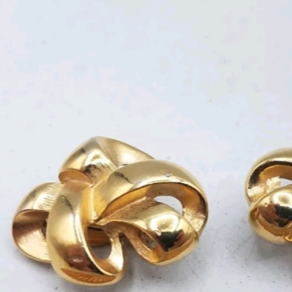 GIVENCHY Vintage 70s Gold Plated Sculptural Clip-On Earrings – Statement Retro - Picture 5 of 5